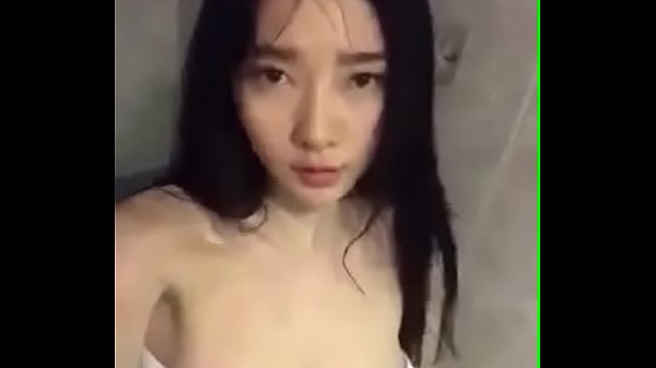 Em gái đi tắm móc lồn cực đã