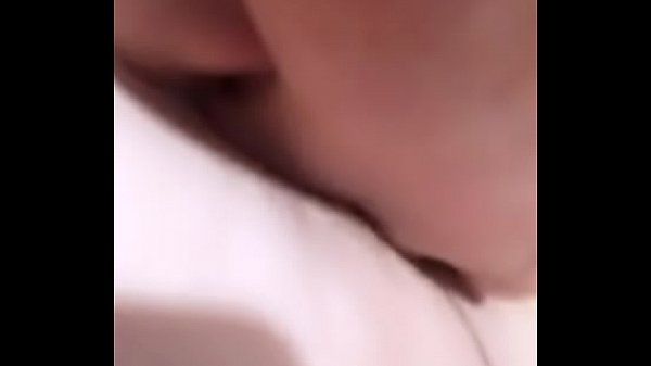 Em gái quay clip cho bạn trai bú vú rên la