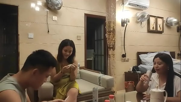 2 chị em nứng lồn gạ địt anh thanh niên cặc bự
