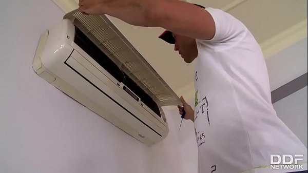 Anh thợ sửa máy lạnh may mắn và cô chủ nhà dâm đãng