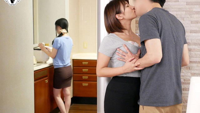 Vụng trộm với bạn thân của mẹ trong khi mẹ đang nấu ăn