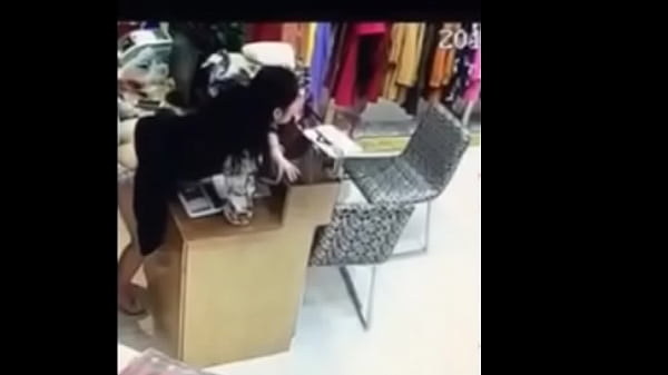 Đang bán đồ nhưng có con cu đút vào lồn em