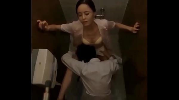 Địt em trong bồn cầu