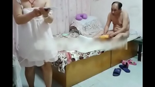Vừa nghe chồng gọi vừa bị địt