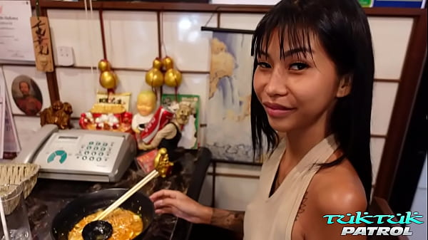 Em gái thích đi chơi cùng da trắng