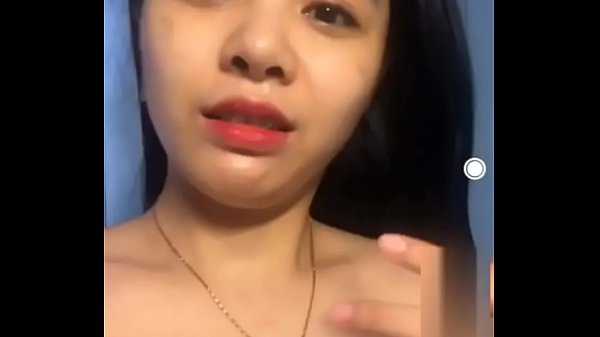 Em Nhàn khoe hàng của mình