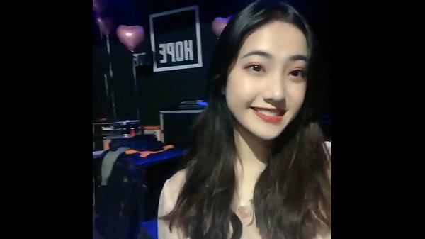 Em người mẫu xinh thủ dâm cùng lá bài