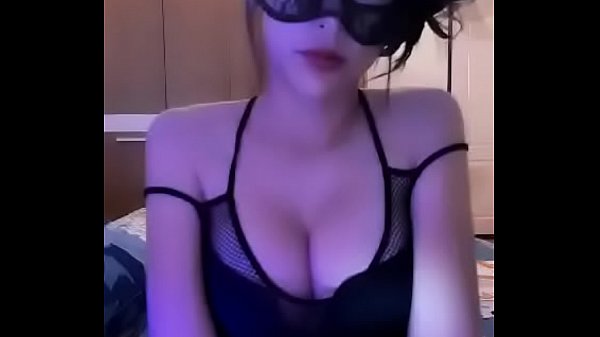 Gái đẹp lắc lư vú