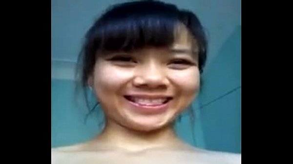 Em gái xinh dùng tay khoe lồn