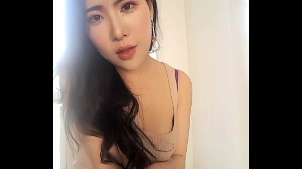 Gái xinh cởi áo khi livestream