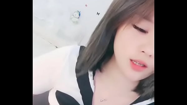 Em nữ sinh đeo váy dùng dưa leo quay tay