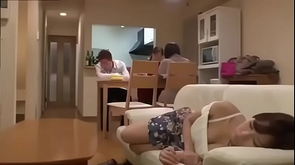 Canh cô em gái ngủ rồi đi vô làm thịt