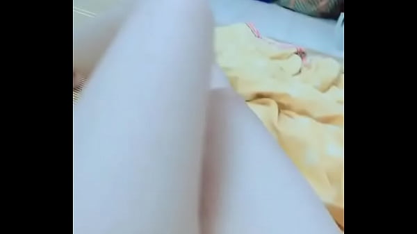 Cô nàng lồn múp banh háng ra khoe bím