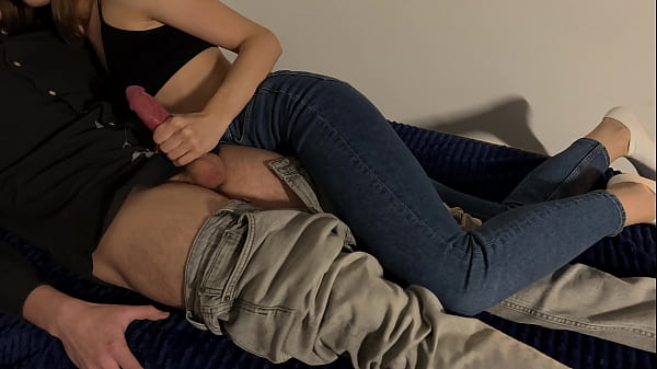 Đứa em kế lồn hồng thích handjob cho anh trai