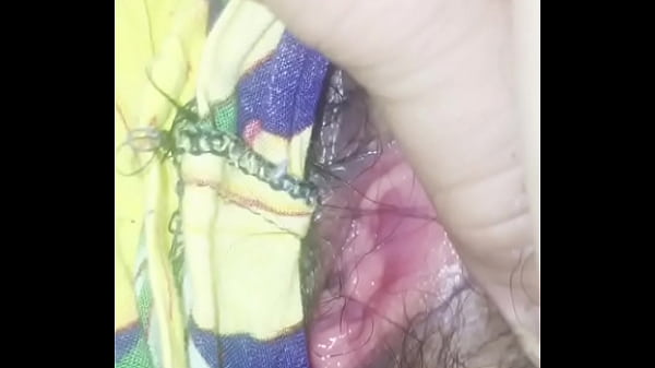 Gái dâm nhờ trai tự sướng giúp mình