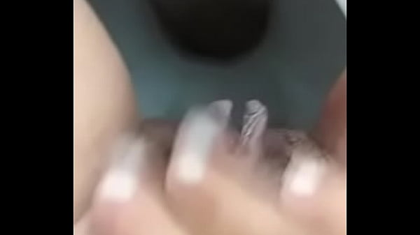 Đi đái thôi mà em cũng quay clip show hàng