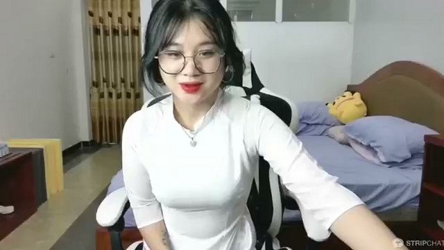 Em nữ sinh vú to khoe ngực đẹp quá đi trong bộ áo dài