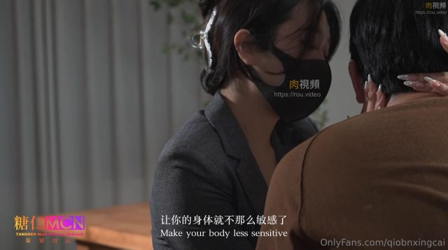 Cô nhân viên sale bán hàng cho khách bằng âm đạo
